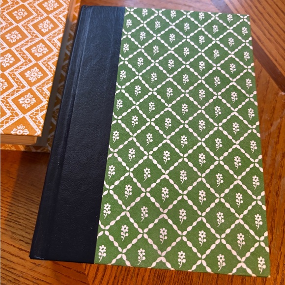 Lot of 2 Vintage Readers Digest Printed Hardcover Books in Green and Marigold - Picture 11 of 12